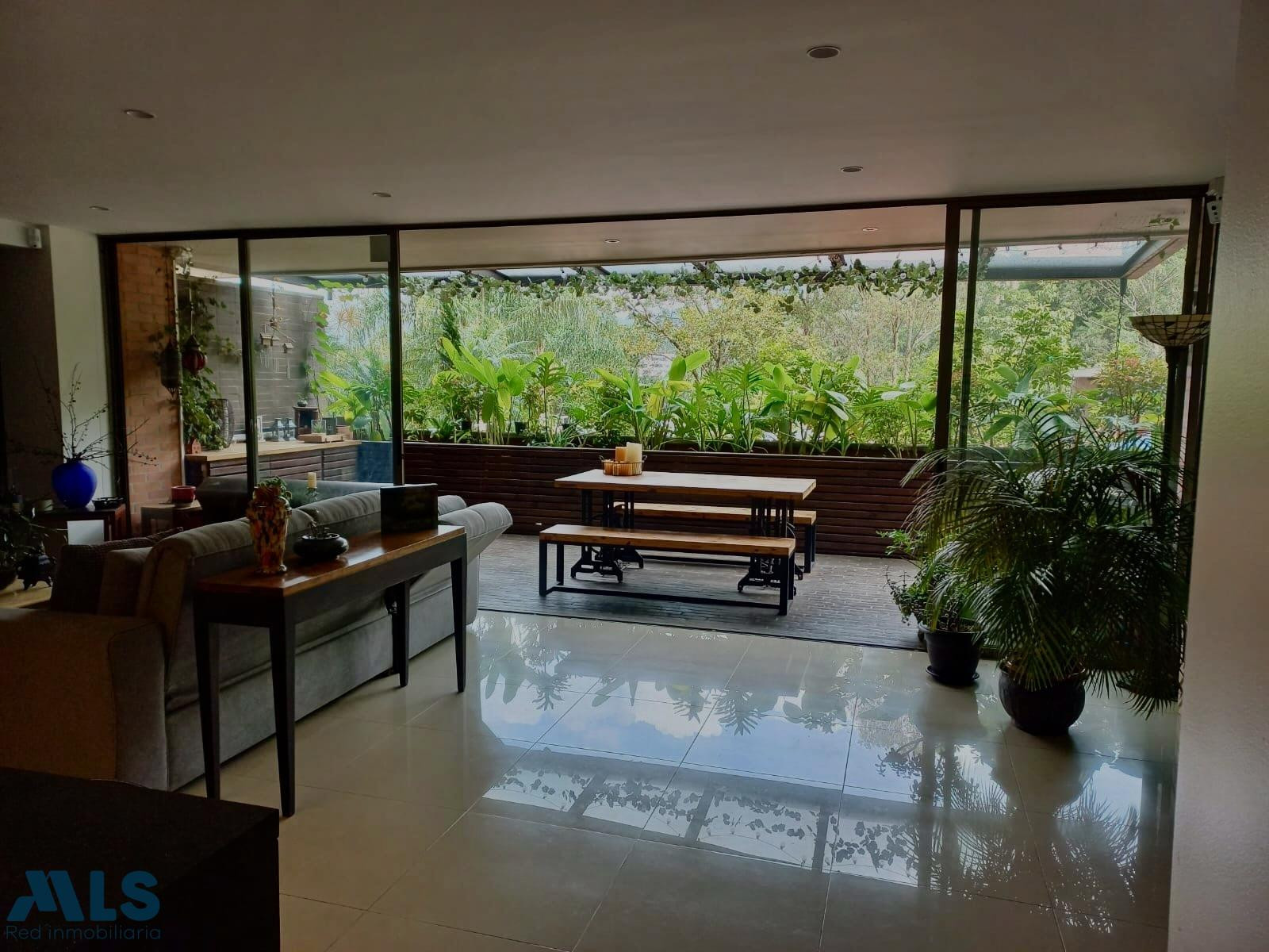 Hermoso apartamento con terraza en unidad completa. medellin - loma cola del zorro