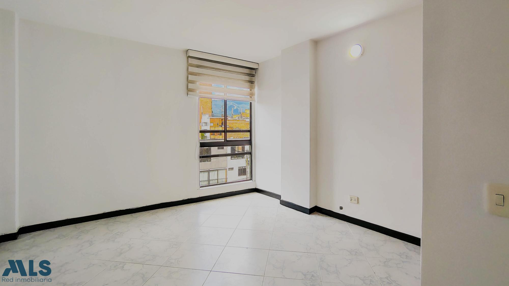 apartamento con parqueadero en laureles medellin - laureles