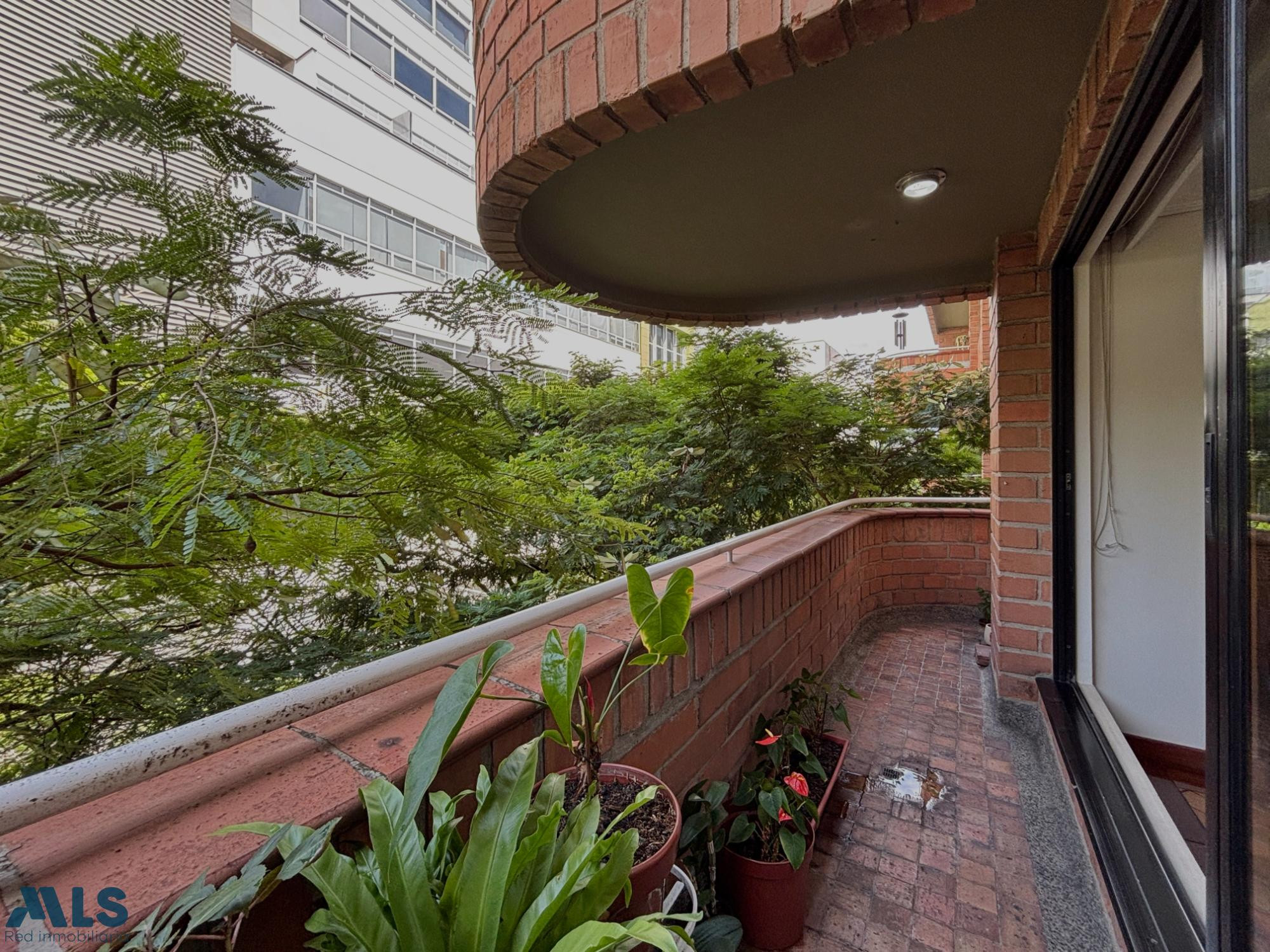 APARTAMENTO EN UNA DE LAS MEJORES UBICACIONES DE EL POBLADO medellin - oviedo